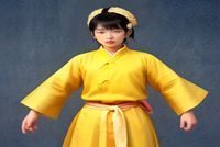 1996年版金瓶梅电视剧剧照，李瓶儿扮演者身着华丽明代服饰，神情温婉哀愁，西门府内景